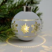Елочный стеклянный шарик Chomik белый с LED подсветкой 8 см, снежинки в ряд